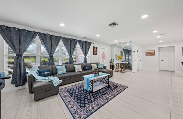 Family Home, 4 Miles to Beach, Near Airport, walk to Rapids Water Park