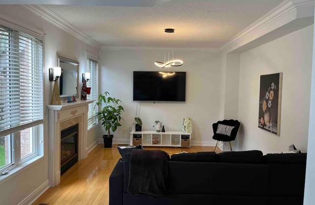 Family home 5 bedroom home in Mississauga free parking