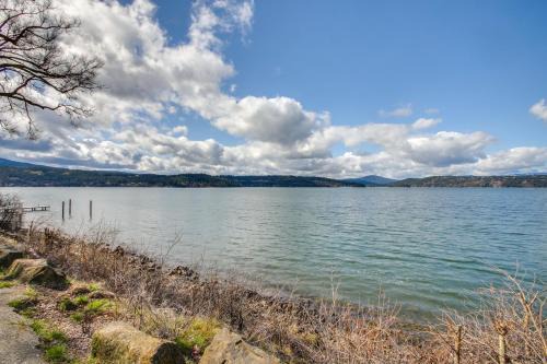 Family Home 6 Mi to Dtwn CDA Lake and Sunset Views!