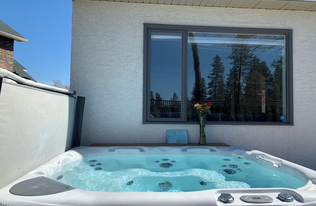 Family Home across the beach/Location/ Hot tub/ Paddle board/ Badminton net