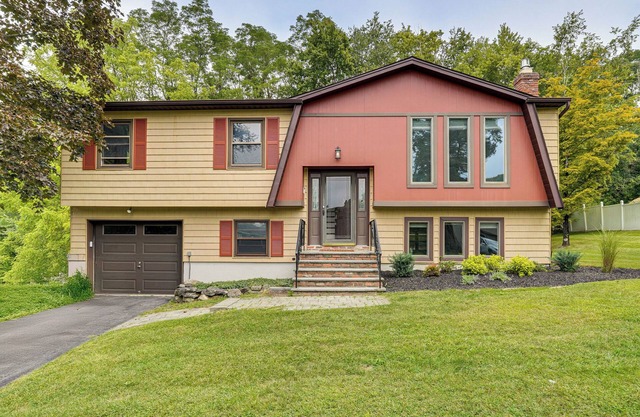 Family Home Close to Warwick, 5 Mi to Lake!