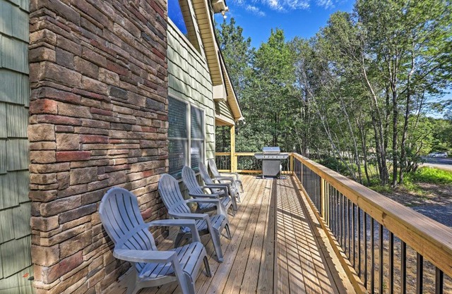 Family Home in Albrightsville with Furnished Deck