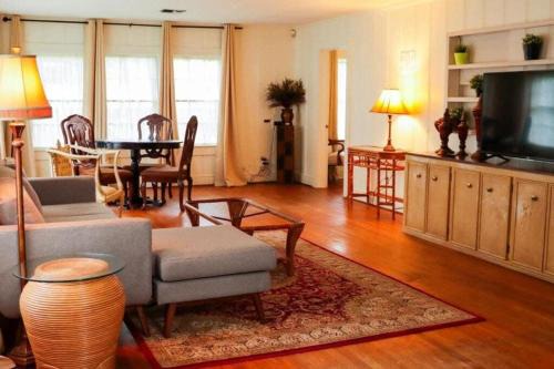 Family Home in Lafayette - 4BR Free Parking Downtown