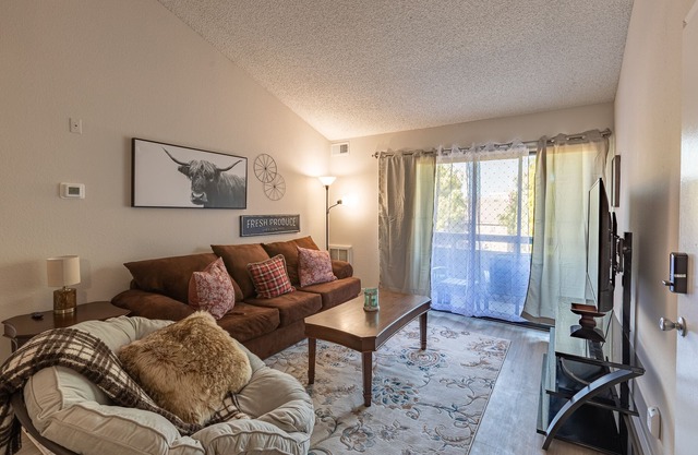 Family home in Oceanside Large 2Bed2Bath King & two Queen beds POOL & play areas