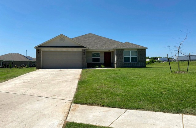Family Home in Small Country Town 15 min from OKC