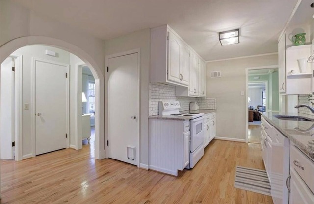 Family Home in the Heart of KC Minutes away from The Plaza, Westport, & P&L!