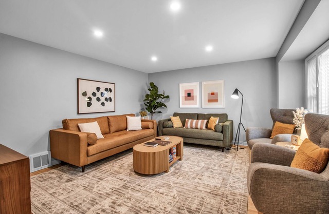 Modern Family Home, King Beds, EV Charger, A/C, WFH, Pet-Friendly, Patio, Grill