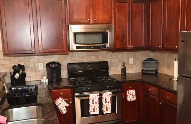 ⭐Spacious Home📍Six Flags/Braves w/ Gas BBQ Grill⭐