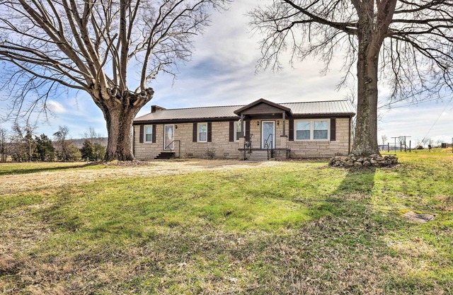 Family Home w/ Deck, 2 Mi to Lake Cumberland