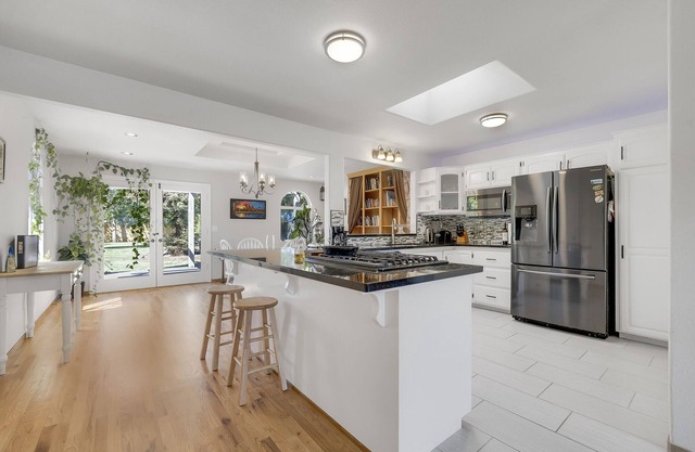 Family Home w plants, Large Master w ensuite Bathtub
