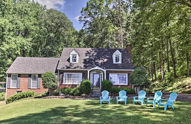 Family Home w/ Yard & Patio - 1 Mi to Vineyards!
