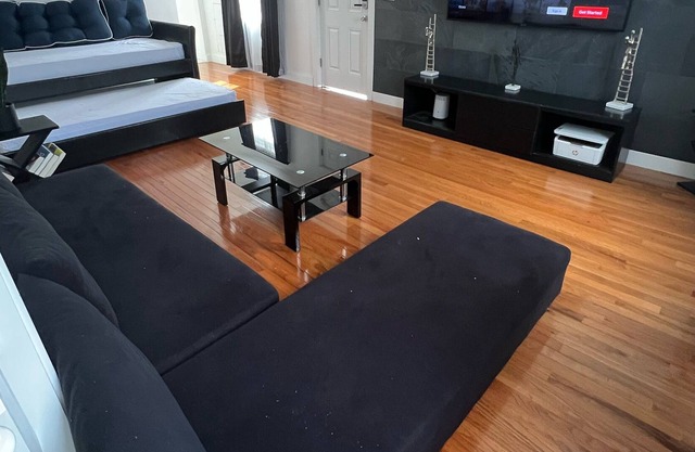 Family home with 8ft fence backyard/ 15 minutes drive to the beach
