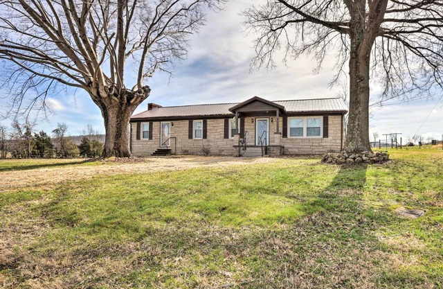 Family Home with Deck, 2 Mi to Lake Cumberland