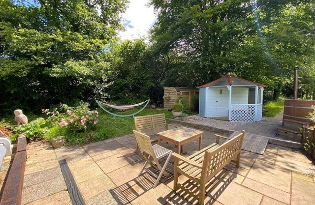 Family Home with large garden and pool near Totnes