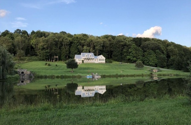 Family Home with pond, beautiful views and stunning sunsets