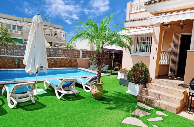 Family house with its own swimming pool. Close to stores.