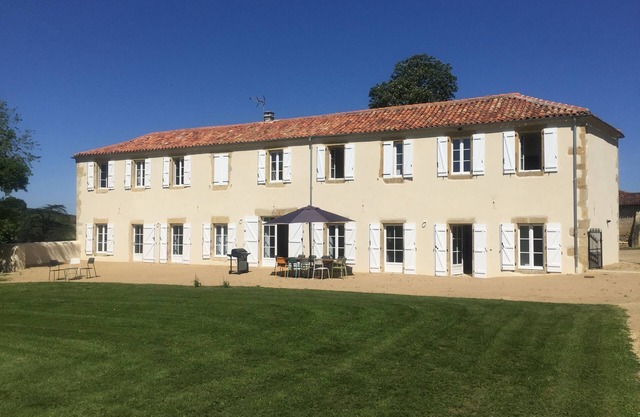 Einfamilienhaus mit großem Garten, Pool und Tennisplatz