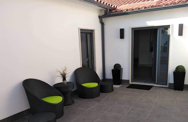 Family house with a lovely patio - pet friendly