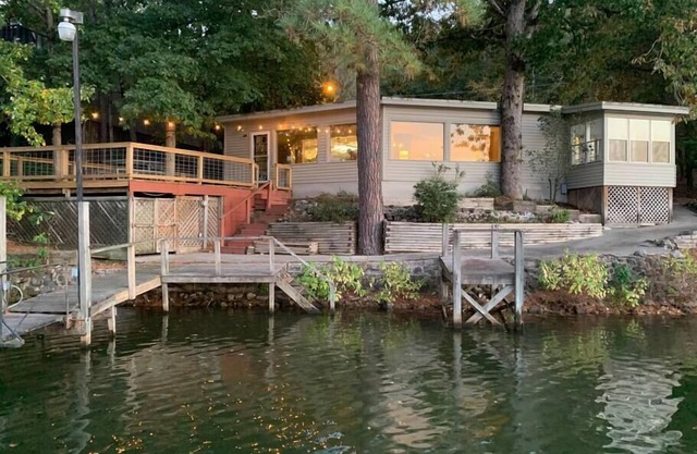Family Lake House, Private Swim and Fishing Dock, Shuffleboard!