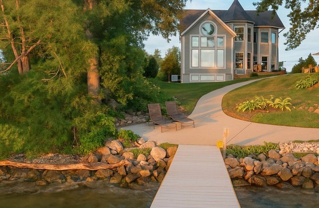 Family lake retreat w/ hot tub! Amazing sunsets!