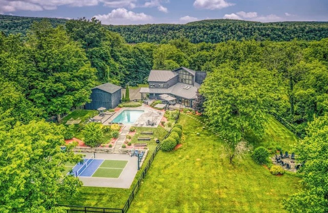 Family Manor w Pickleball, Pool, Hot Tub, Fire Pit, Game Room
