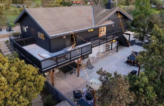 Family Mountain Home! Hot Tub, Gameroom, Privacy. Dogs free! Wedding venues.