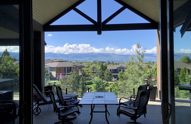 FAMILY OASIS IN THE ❤️ OF KELOWNA WITH 6 BED/3 BATH + GARDEN VIEW DECK + HOT TUB