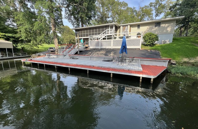 Family Oriented I Pet Friendly I High Speed Internet I Private Boat Ramp