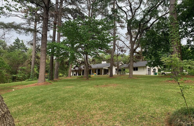 Family Paradise with Trails, Centrally Located w/ Foodie Kitchen & New Bathroom