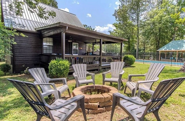 Family & Pet Friendly Cozy Cabin 5 mins from Sportsman’s