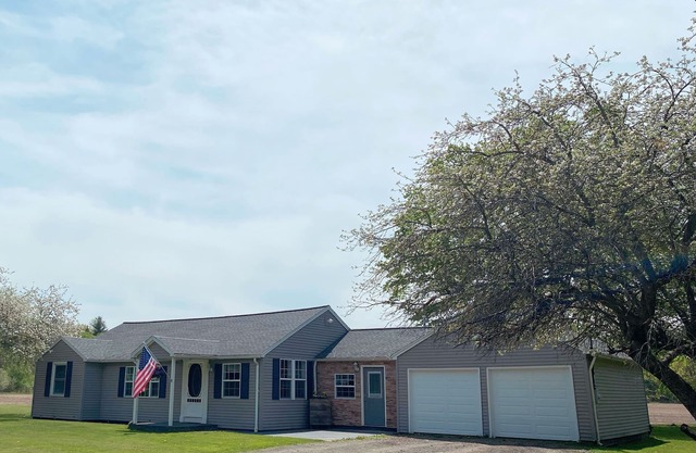 Family & pet friendly home with yard - 5 minutes from Chautauqua Lake!