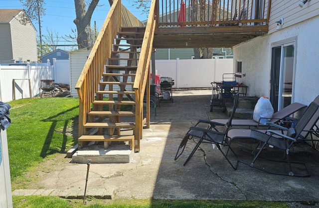Family/Pet-Friendly 3 bedroom Apartment close to the beach.