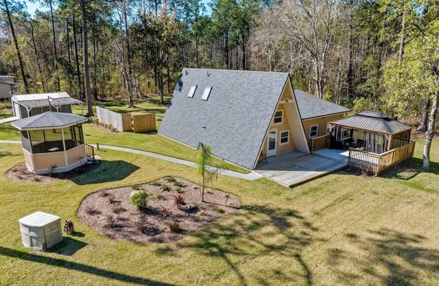 Pet-Friendly | Yard | Deck | 20 Mins to the Beach