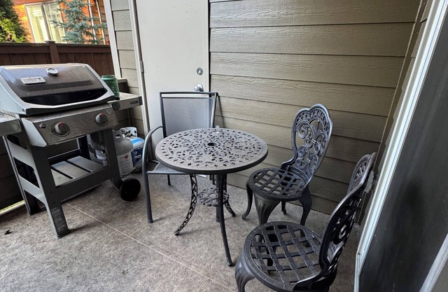 Family & Pet Paradise 2BR 2BA Home, Fenced Yard, Private Wi-Fi, Great Location