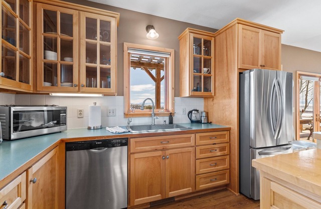 Family Ranch with Fully Stocked Kitchen & Valley Views