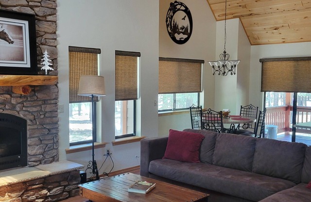 Family retreat in the cool pines!