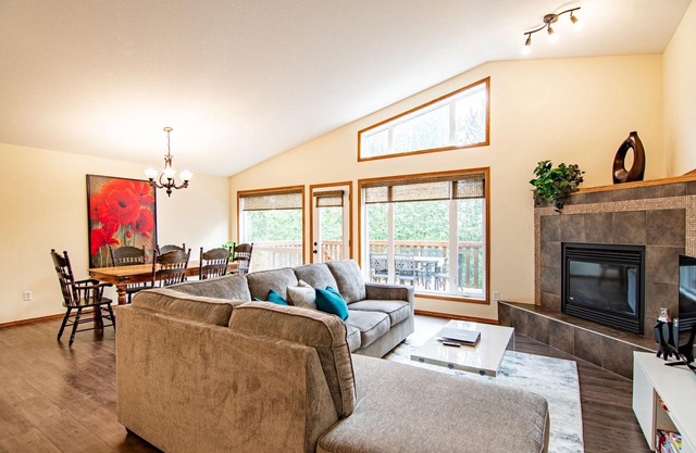 Family retreat backing onto the golf course, bring your kids and fur babies !