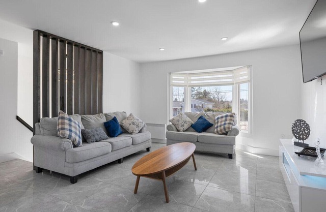 Family Retreat – King Bed, Jacuzzi & Big Backyard