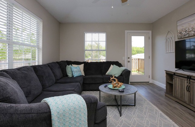Family Retreat: Modern comfort & coastal charm in West Pensacola