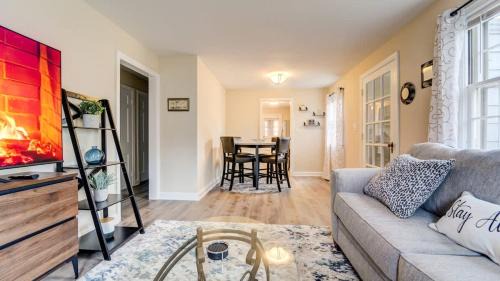 Family Retreat Near Yale - Stylish Free Wifi