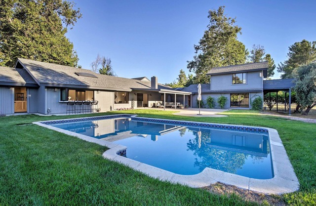 NEU-Lavish Valley Center Home mit Tennis Ct, Spiel Rm