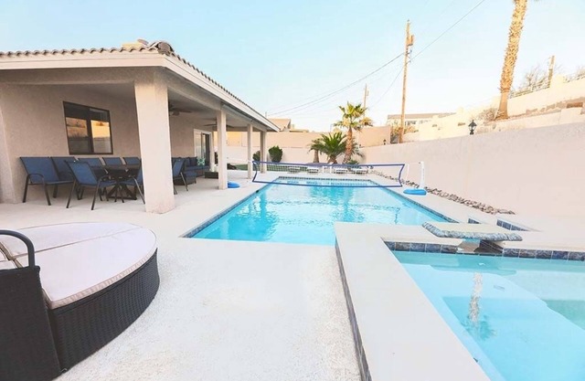 HEATED POOL & SPA | GREAT LOCATION | MINI GOLF | GAME RM | GYM | BOAT PARKING