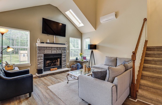 Family Retreat w/2 Game Rooms & Deck in Long Pond