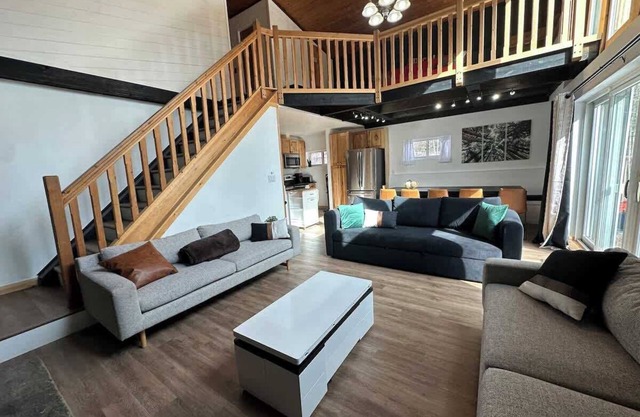 Family Retreat w/Hot Tub, Fire Pit & Arcade Table