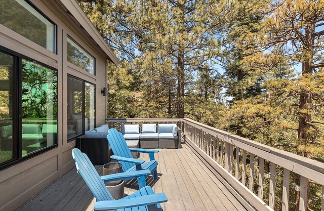 Family Retreat with Pool Table and Movie Room!