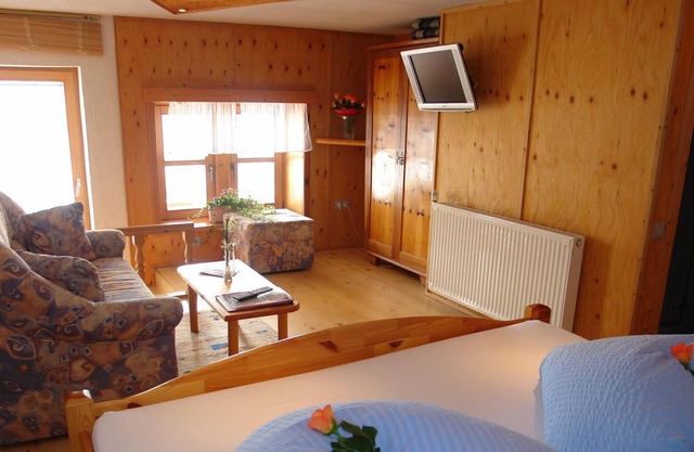 Family room, shower, toilet, 2 bed rooms - Kroesbacherhof