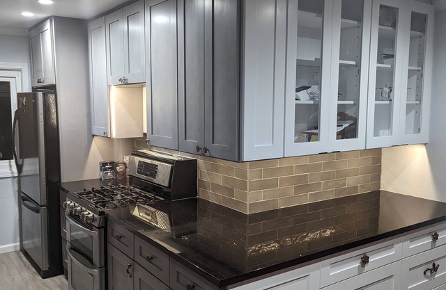 Family Seaside Retreat sleeps 6 walk to beach, restaurants, markets, activities.