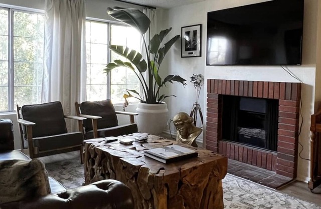 Family size 3+2 stylish apartment unit w pool.
