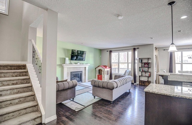 Family size beautiful house. 5 minutes to Spruce Medows and C Train station
