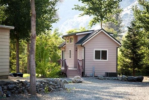 Family-Size Cottage with Trinity River Views in California